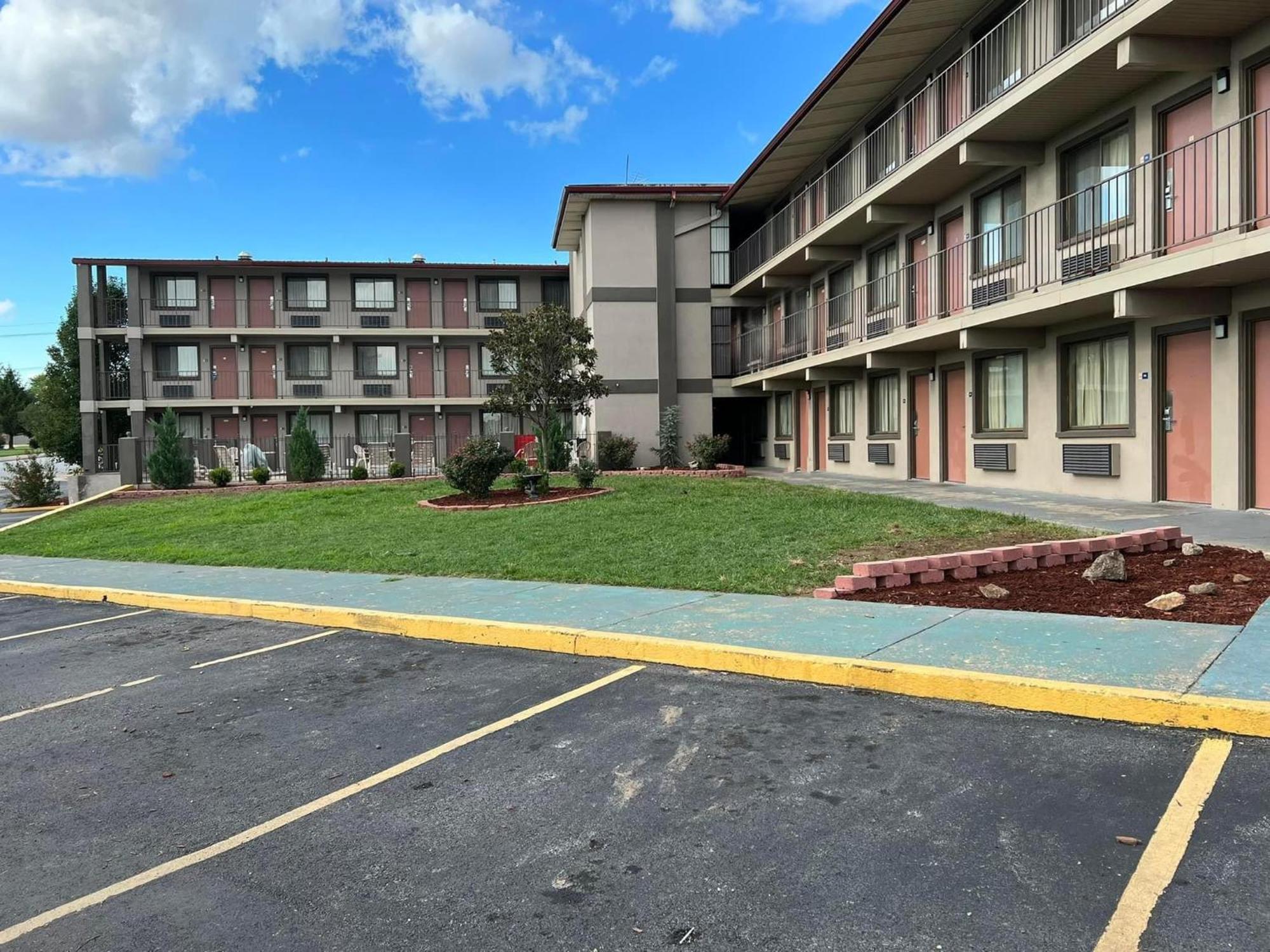 Days Inn & Suites By Wyndham Springfield On I-44 Exterior photo